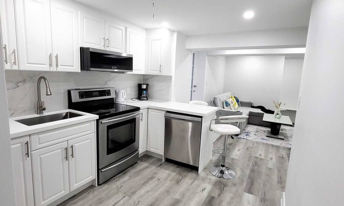 Meadowvale Village Apartment | Feels like Home 15 Minutes From Toronto Pearson Airport. Cozy Apartment To Luv