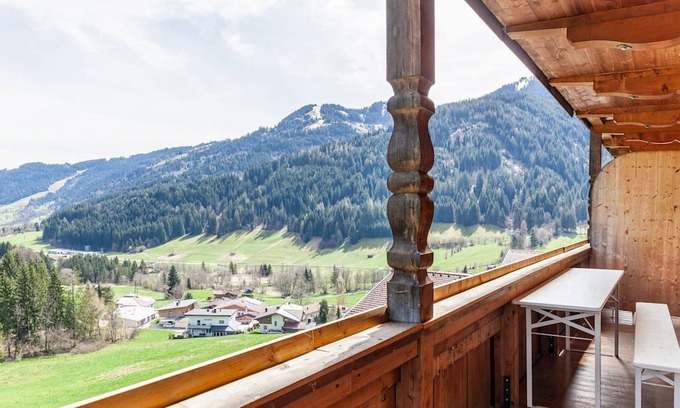 Oberau Apartment | Apartment 'Landhaus Sonnenzauber Zauberwinkel1' with Mountain View, Balcony and Wi-Fi