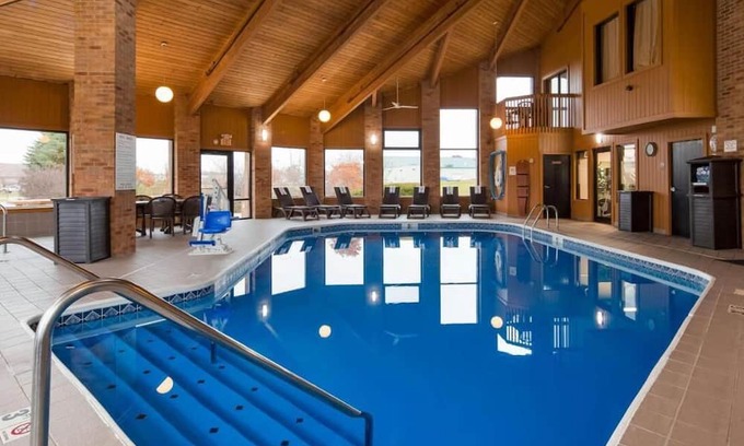Hebron House | Affordable Hotel Stay with Complimentary Full Breakfast and Heated Pool