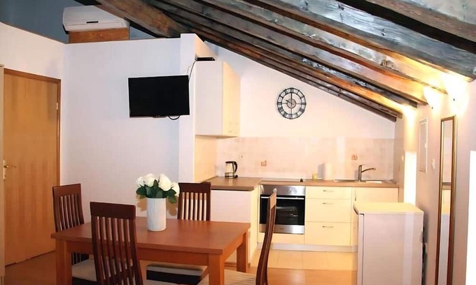 Grad Apartment | Sunny Rooms and Suites