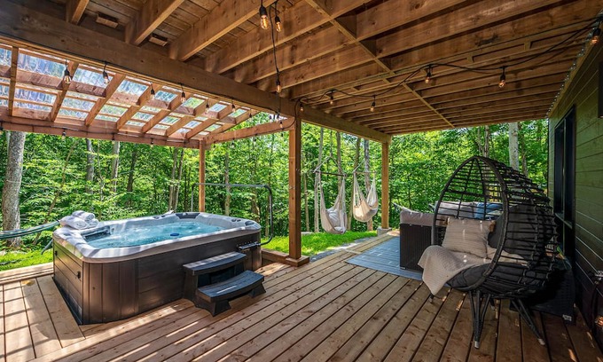 Argenteuil Regional County Municipality Ski Chalet | 16 people, dome sauna, lake n river access, spa