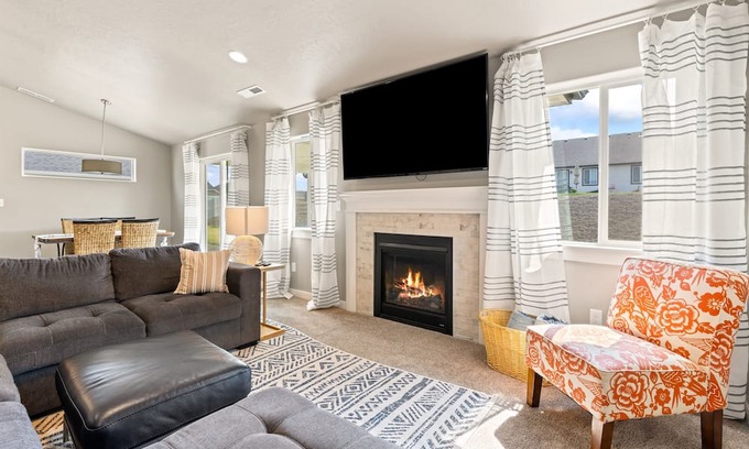 Caldwell House | New Indoor Sauna, Sleeps 8, SW Caldwell, Vallivue