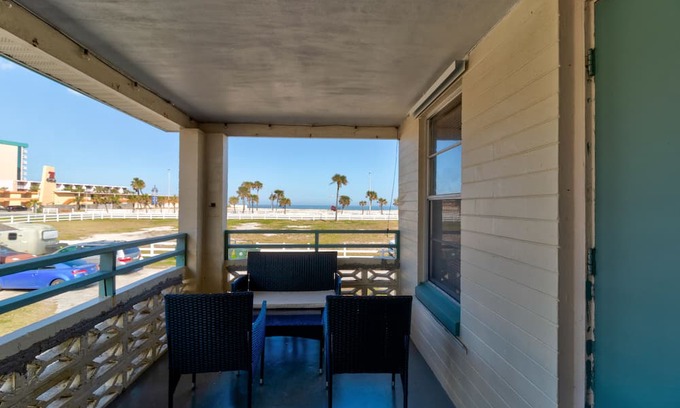 Daytona Beach Cottage | Cozy Cottage #1 in Daytona Beach. Relaxing beach views from patio!