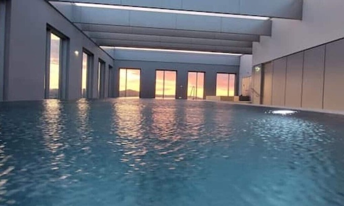 Donaustadt Apartment | Boho Bliss: Stilvolles Apartment mit Pool&gym&sauna