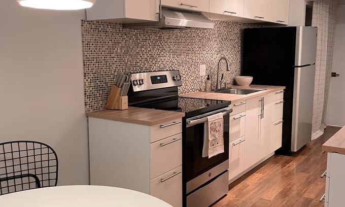 Hosford-Abernethy Apartment | 17Wood - close to Division st.