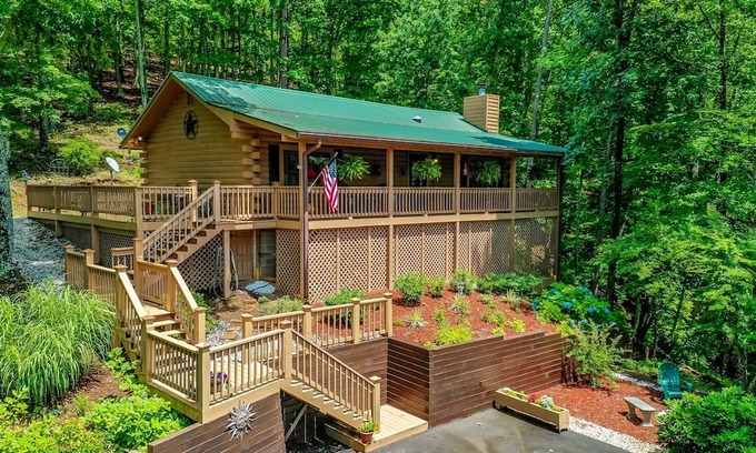 Ellijay Cabin | Escape to the Goldfinch Cottage. A haven where relaxation meets natural beauty.