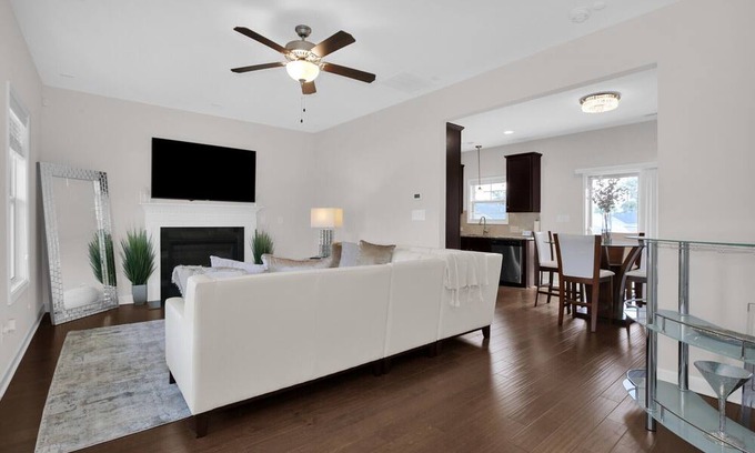 Fayetteville House | Luxury Home Conveniently Located in Fayetteville