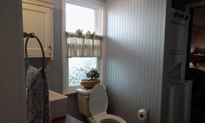 Ridge Wood Heights Cottage | Perfect gateway- Just steps from the beach!