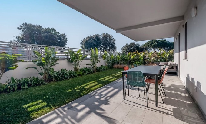 Zona XXIV Fonte Ostiense Apartment | The Tropical Corner by Typney