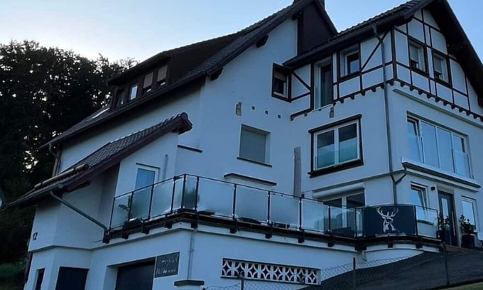 Pelm Apartment | Wellness Appartement Eifelglück mit Blick auf die Pelmer Kasselburg