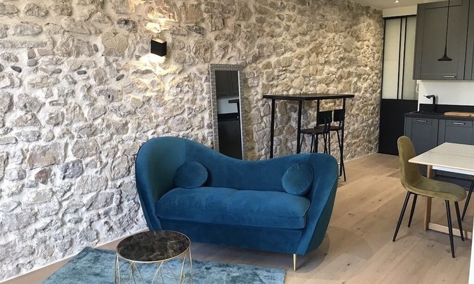 Antibes City Centre Apartment | Beautiful 2 bed in Old Antibes, close to beaches, restaurants, cafes and shops