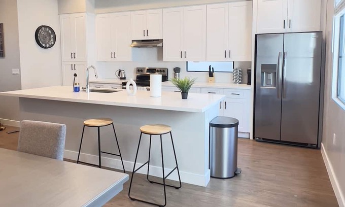 Camelback East House | Arizona desert retreat 3 bed 3.5 bath Family sized home with onsite pool & gym.