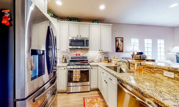 Cave Creek House | Chic townhome with mountain views, pool, & hot tub access - close to downtown