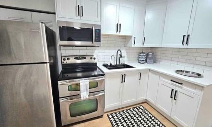 Fleetwood House | Modern Cloverdale Suite
