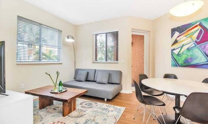 South Miami Apartment | 2 Bedroom 839831 by Houzlet