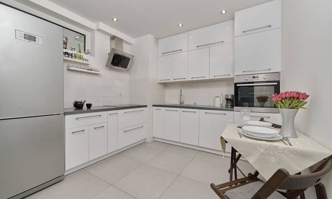 Krzyki Apartment | Lively Green Apartment by Renters