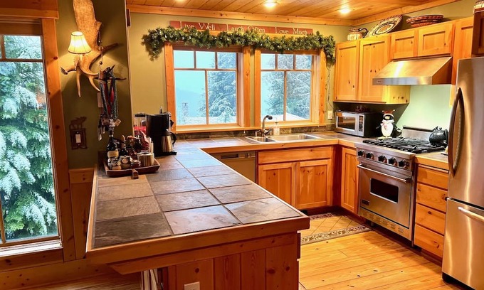 Sandpoint Cabin | Ski in/Ski out cozy log cabin with fireplace on Schweitzer Mountain