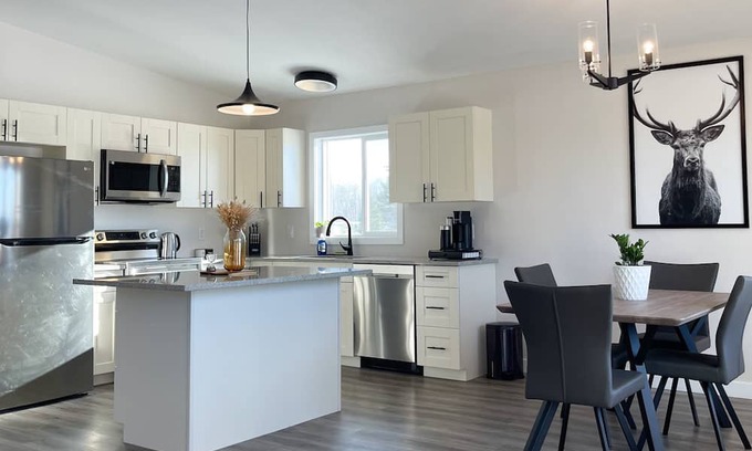 Manitoba Cabin | *Newly Built Cozy 4 Season 3bdr 4bed w Lakeviews*