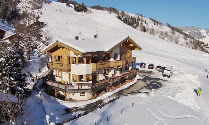 Hinterglemm Apartment | Property straight to ski slope Saalbach-Hinterglemm
