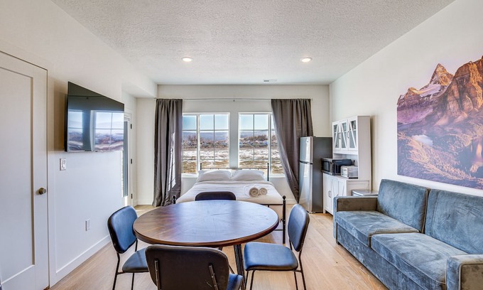 Heber Apartment | Mountain-View Studio ~ 19 Mi to Park City!