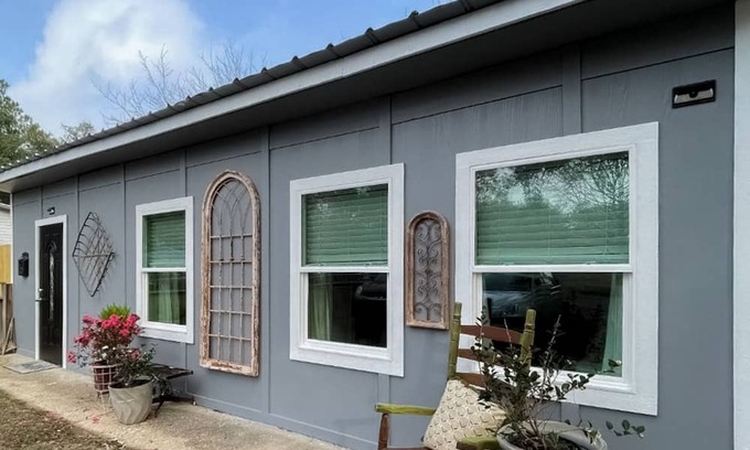 Navarre Cottage | Adorable, fully-equipped coastal cabana near beaches with outdoor grill terrace