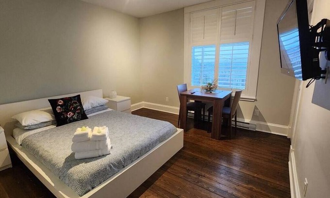 Desjardins Apartment | La Juliette - Private Bathroom and Balcony