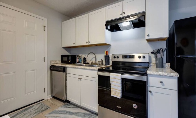 Maplewood Heights House | Plush in Nash | TVs in All Rooms | Broadway Fun!