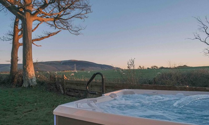 Millom Cottage | Hycemoorside House - Group Hot Tub Getaway