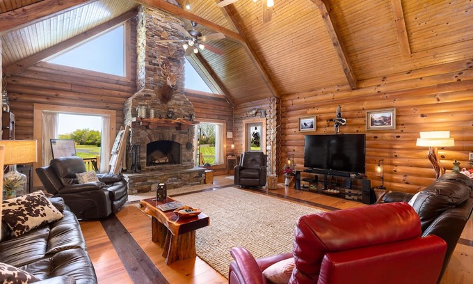 Franklin Cabin | A Little "Peace" of Paradise A Log House on a Rural Franklin Farm