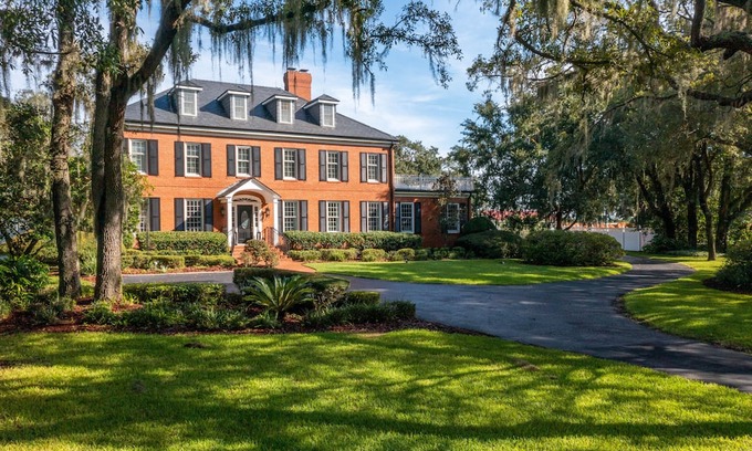 Leesburg House | Luxurious, Georgian-Style Estate, with Dramatic Heated Pool and Lanai