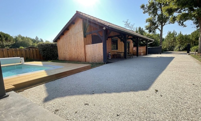 Sainte-Eulalie-en-Born Ski Chalet | Jolie Maison en Bardage Bois Dans un Environnement Calme et Boisé