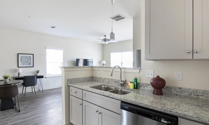 Fort Worth Apartment | Modern Apartment in Prime Location (ID1401X787)