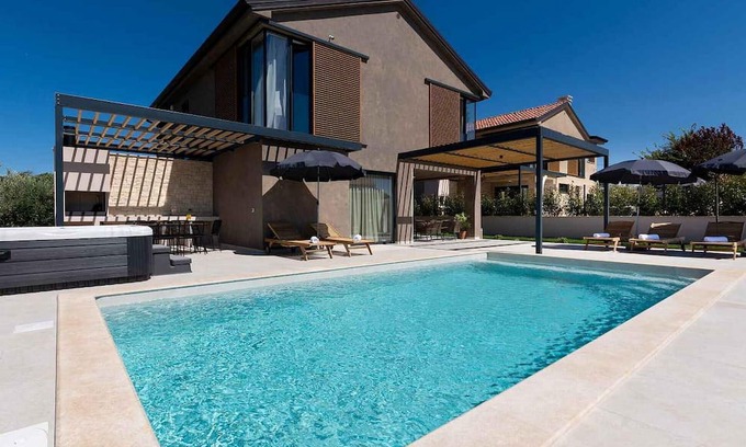 Kadumi House | Villa Albona, modern villa for 4 people with heated pool, whirlpool and sauna only 5.5 km from Porec