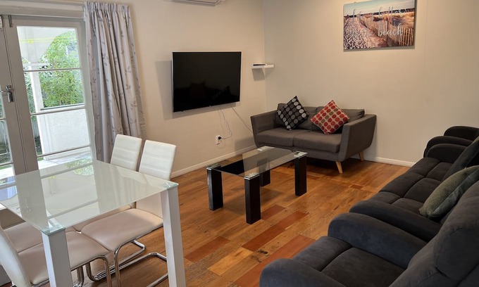 Palmerston North House | Central Spacious House With Backyard And Patio