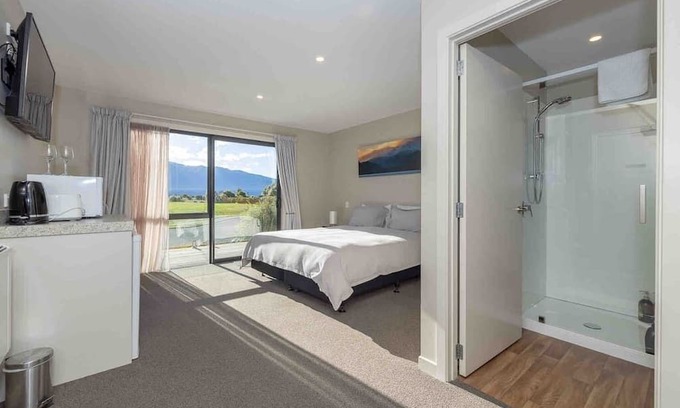 Te Anau Apartment | Stunning lake and mountain views on your door step
