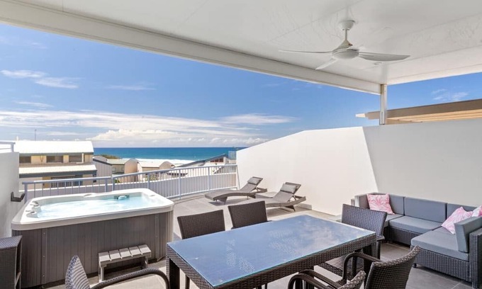 Castaways Beach Apartment | Penthouse with Ocean Views, Castaways Beach