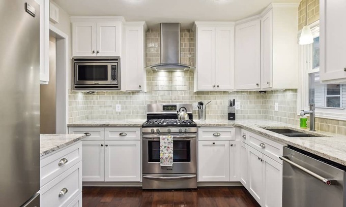 St. Louis Park House | Family/pet-friendly home just 5 minutes to downtown Minneapolis or "The Lakes".