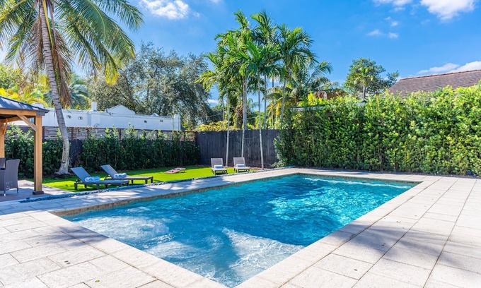 Coral Way House | Magnificent Tropical Pool House Miami Coconut Grove - Stunning Backyard