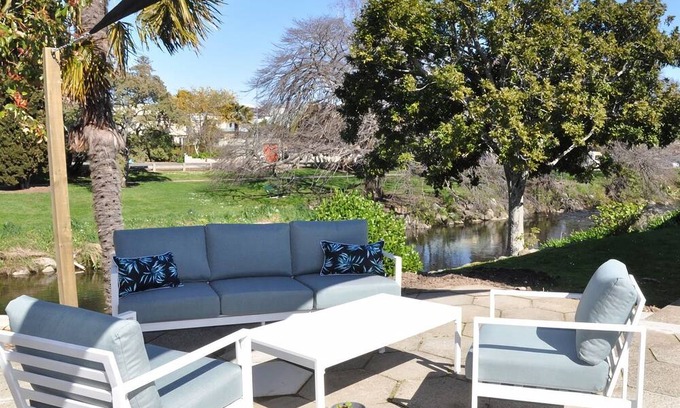 Nelson House | Sunny Riverside Retreat