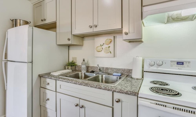 Raisin Apartment | Sunlit Fresno Apartment: 4 Mi to Old Town Clovis!