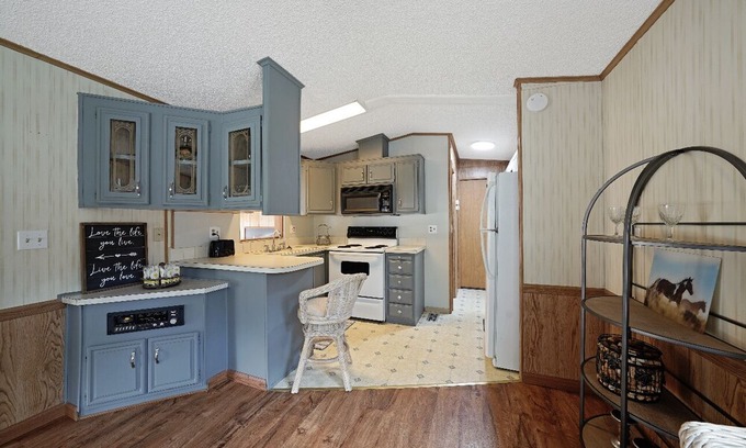 River Ranch House | Cowboys and cowgirls are you looking for a wonderful dude ranch? take a look!