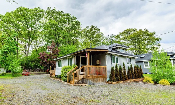 Port Colborne Cottage | Cozy 3 Bedroom Cottage with Beach Access & Lush Outdoor Space