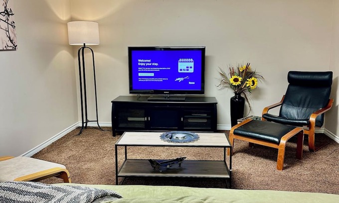 St. Albert House | Beautiful Suite with Fenced yard + in suite Kitchen and Laundry