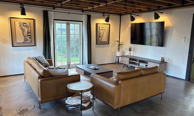 Oatlands Cottage | The Podium - Modern Cottage - Central Oatlands Accommodation, Tasmania