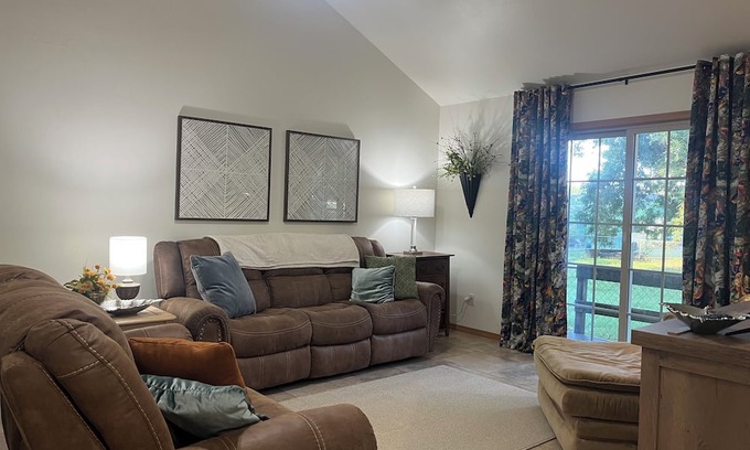Spiro House | Upscale home with high end furnishings and memory foam king bed. 2 car garage