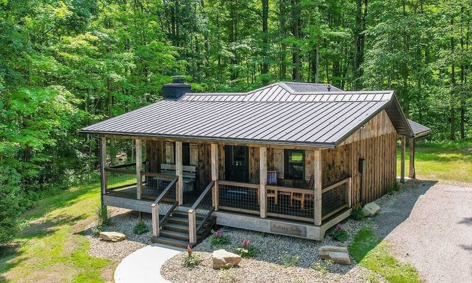 Madison Cabin | Cozy Rustic Cabin w/Hot Tub & Scenic Trails in Ohio’s Wine Country