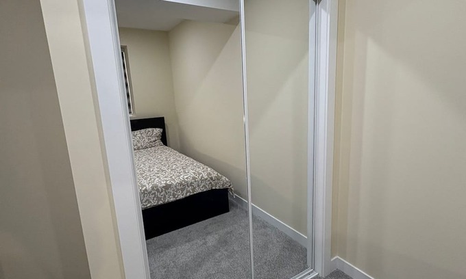 Transcona House | Cozy Lakeview Family Suite