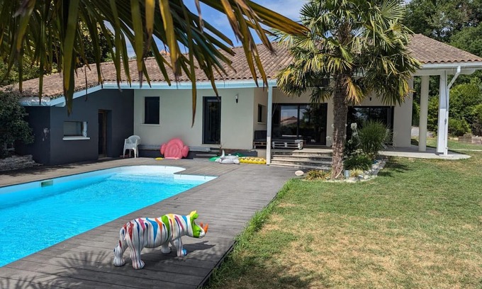 Soyaux Cottage | Modern house in Soyaux with private pool and parking