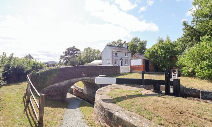 Halfway House Cottage | LOCKMANS COTTAGE, pet friendly, with a garden in Llandrinio