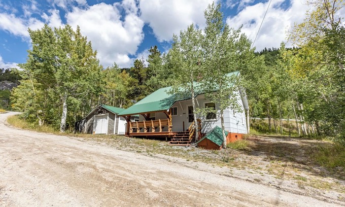 Garfield Cottage | Papa's Cottage- Dog Friendly- Close to Monarch